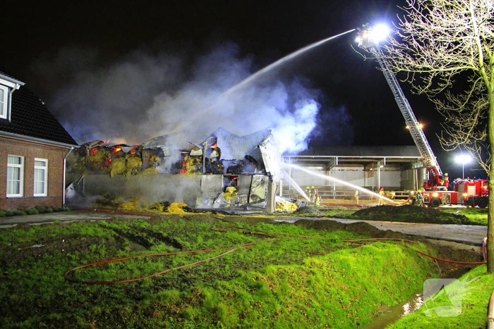 Stal vol hooi verwoest door brand