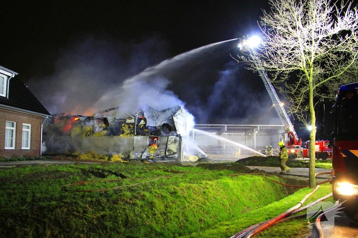 Stal vol hooi verwoest door brand