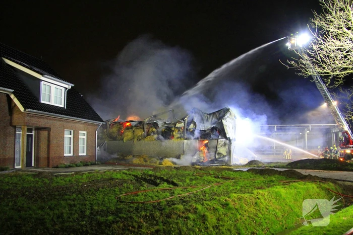 Stal vol hooi verwoest door brand