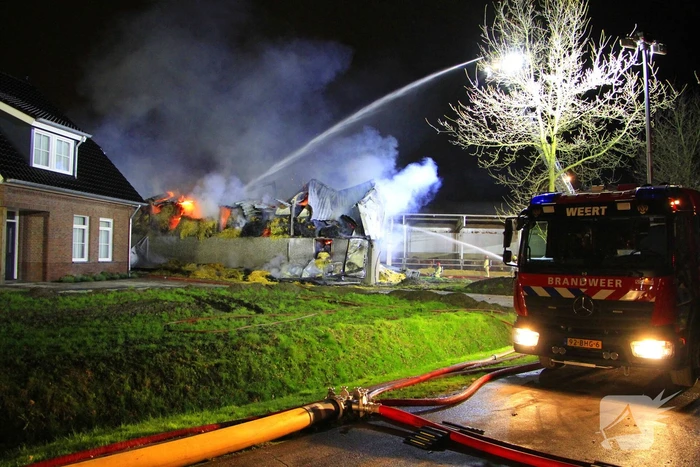 Stal vol hooi verwoest door brand