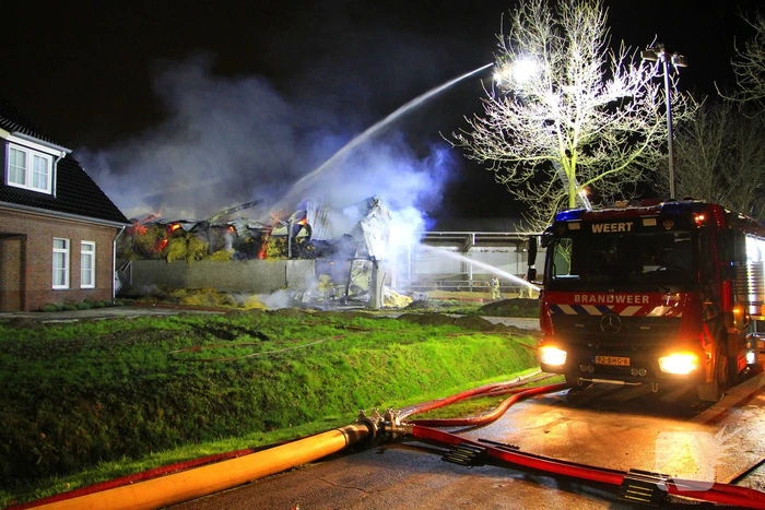 Stal vol hooi verwoest door brand