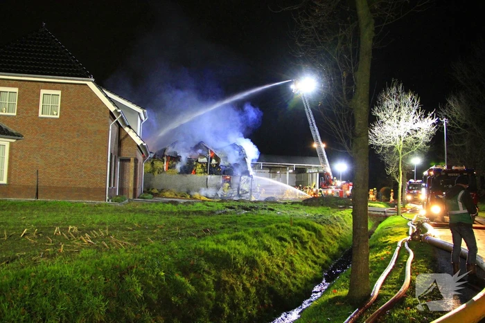 Stal vol hooi verwoest door brand