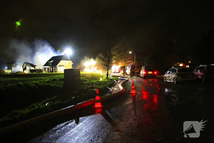 Stal vol hooi verwoest door brand