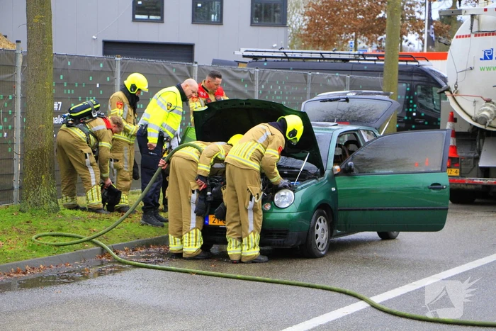Vrachtwagen van rioolbedrijf blust autobrand