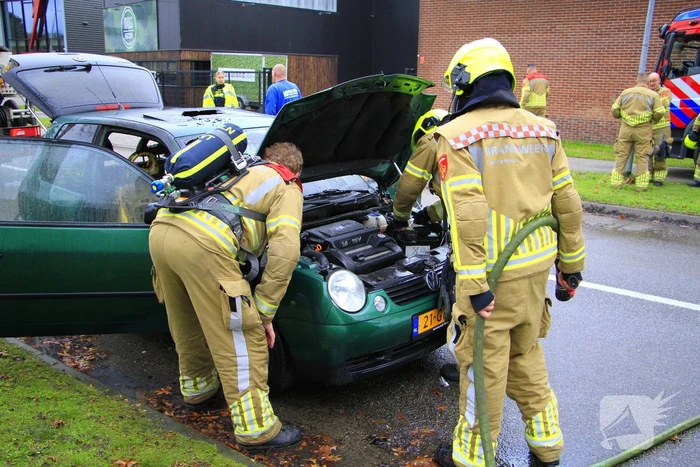 Vrachtwagen van rioolbedrijf blust autobrand