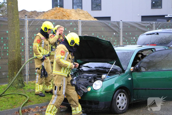 Vrachtwagen van rioolbedrijf blust autobrand