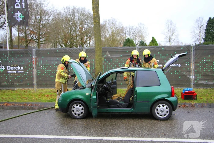 Vrachtwagen van rioolbedrijf blust autobrand