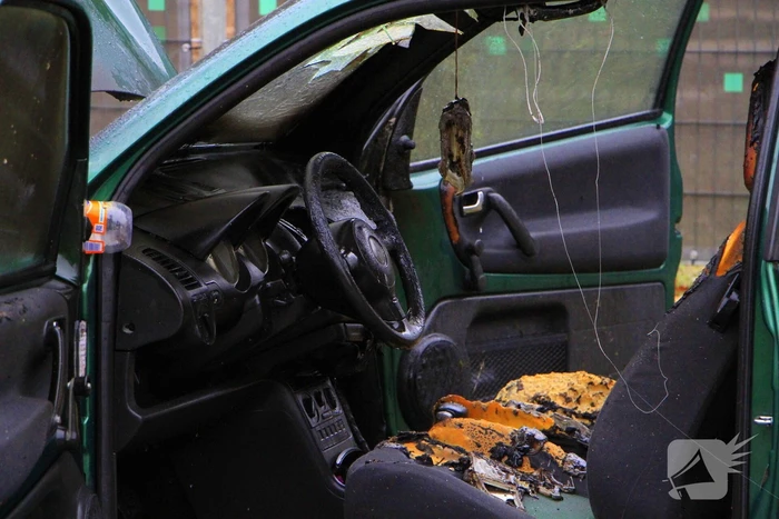 Vrachtwagen van rioolbedrijf blust autobrand