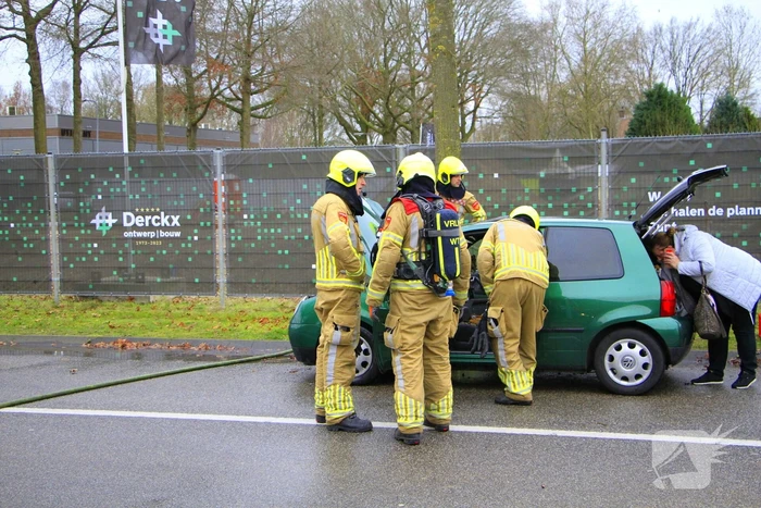 Vrachtwagen van rioolbedrijf blust autobrand