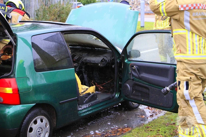 Vrachtwagen van rioolbedrijf blust autobrand