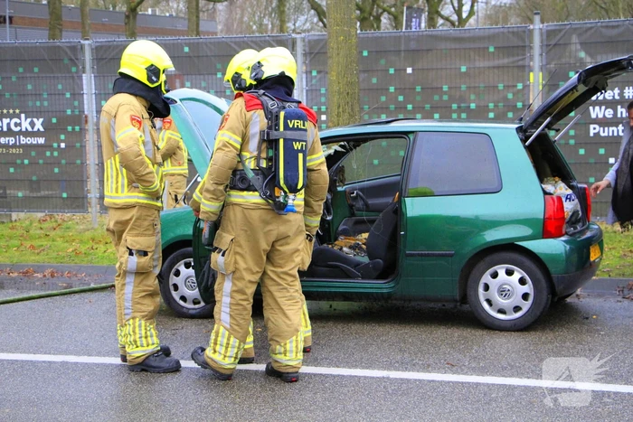Vrachtwagen van rioolbedrijf blust autobrand