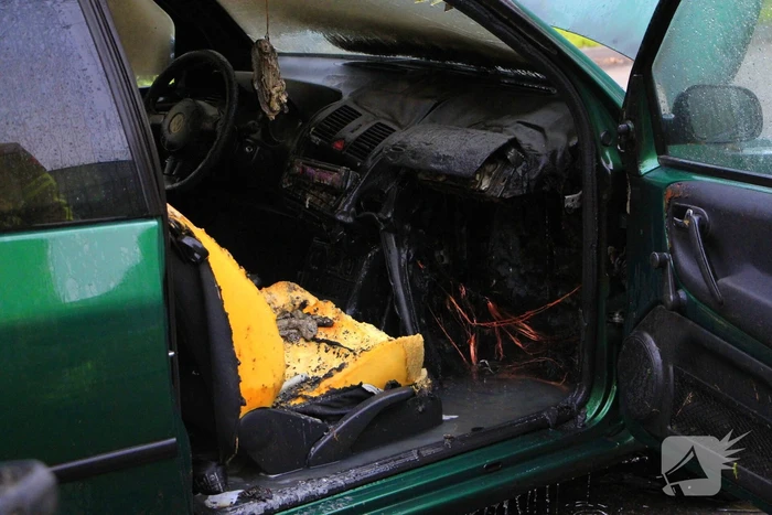 Vrachtwagen van rioolbedrijf blust autobrand