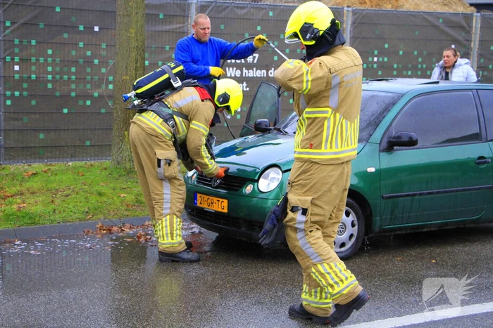 Vrachtwagen van rioolbedrijf blust autobrand