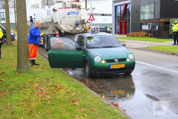 Vrachtwagen van rioolbedrijf blust autobrand