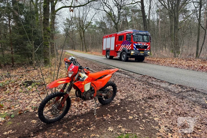 Bestuurder van crossmotor gewond bij botsing met boom