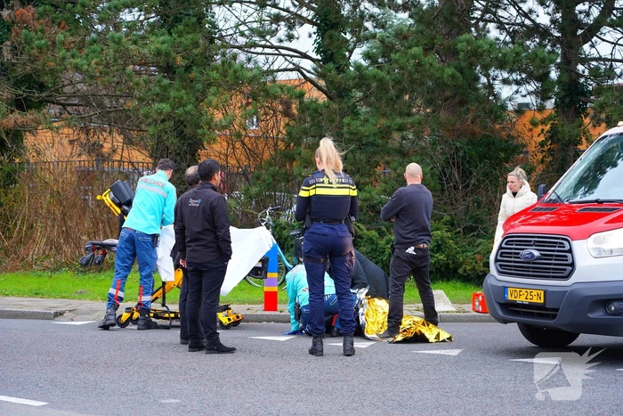 Vrouw op fiets gewond bij aanrijding op bekende kruising