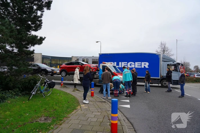 Vrouw op fiets gewond bij aanrijding op bekende kruising