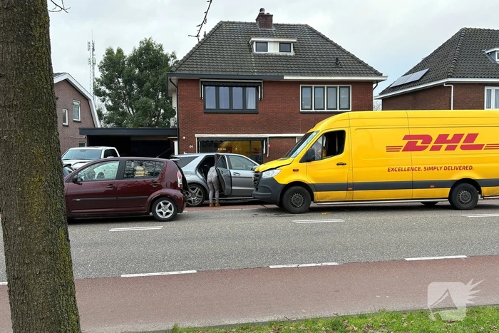 Pakketbezorger botst achterop personenwagen