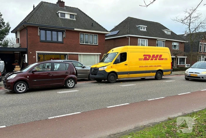 Pakketbezorger botst achterop personenwagen