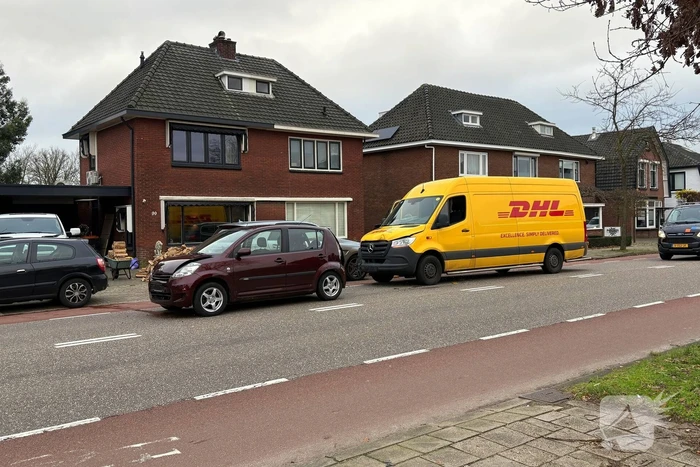 Pakketbezorger botst achterop personenwagen