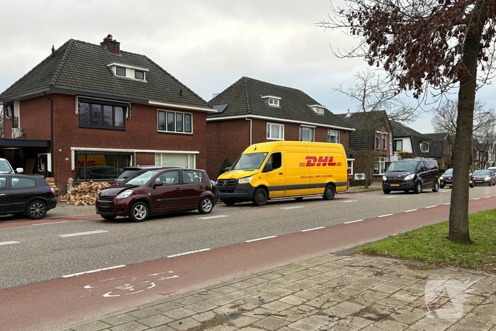 Pakketbezorger botst achterop personenwagen