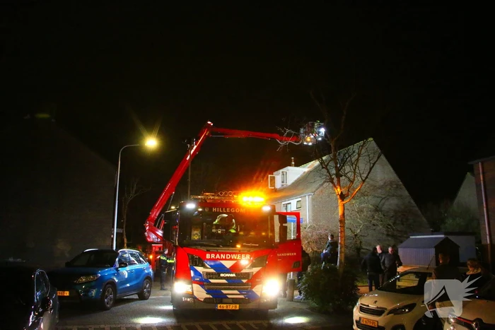 Brandweer schaalt op bij dakbrand