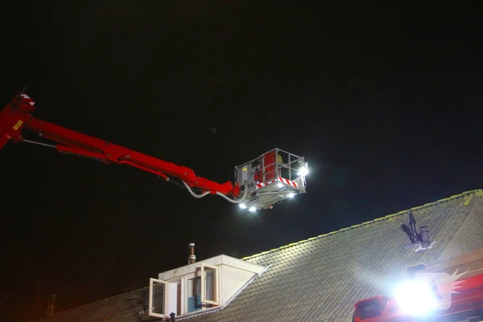 Brandweer schaalt op bij dakbrand