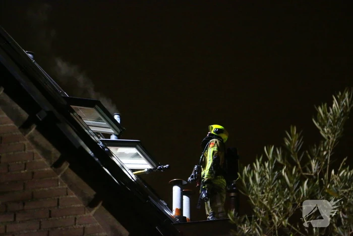 Brandweer schaalt op bij dakbrand