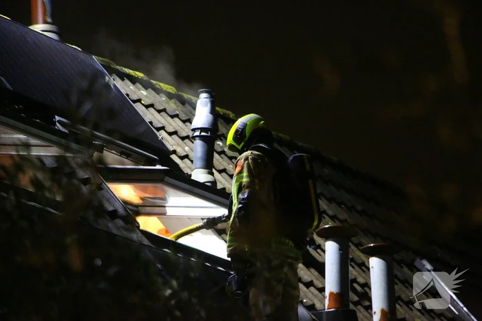 Brandweer schaalt op bij dakbrand