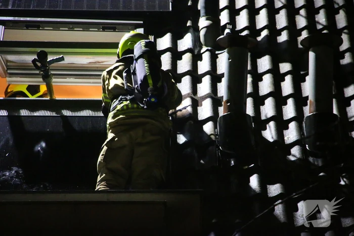 Brandweer schaalt op bij dakbrand