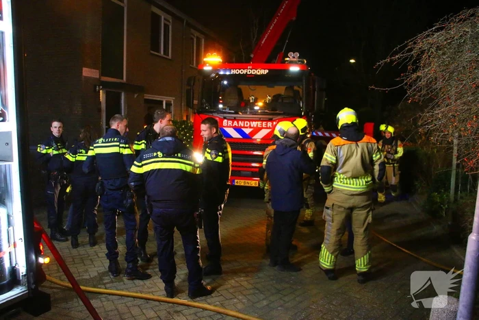 Brandweer schaalt op bij dakbrand