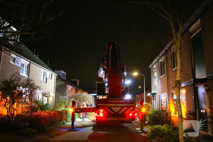Brandweer schaalt op bij dakbrand
