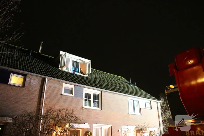 Brandweer schaalt op bij dakbrand