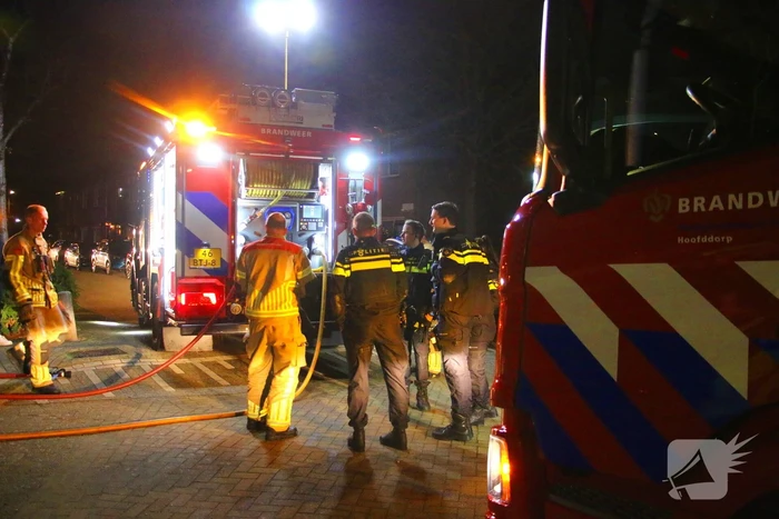 Brandweer schaalt op bij dakbrand