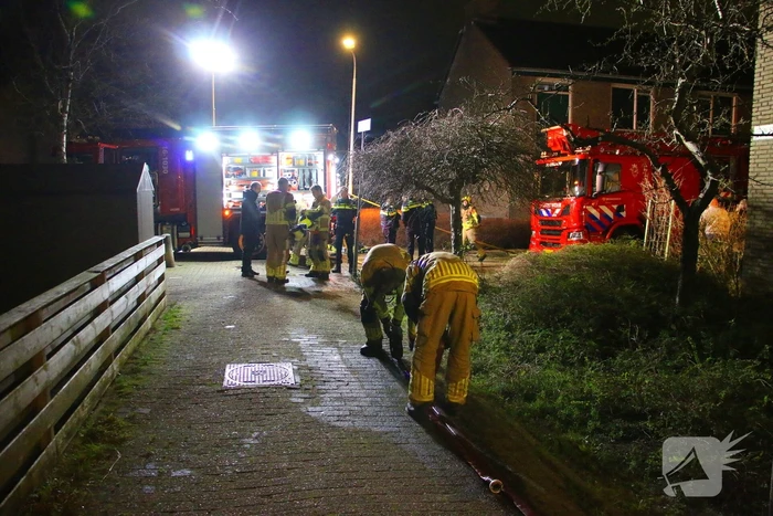 Brandweer schaalt op bij dakbrand