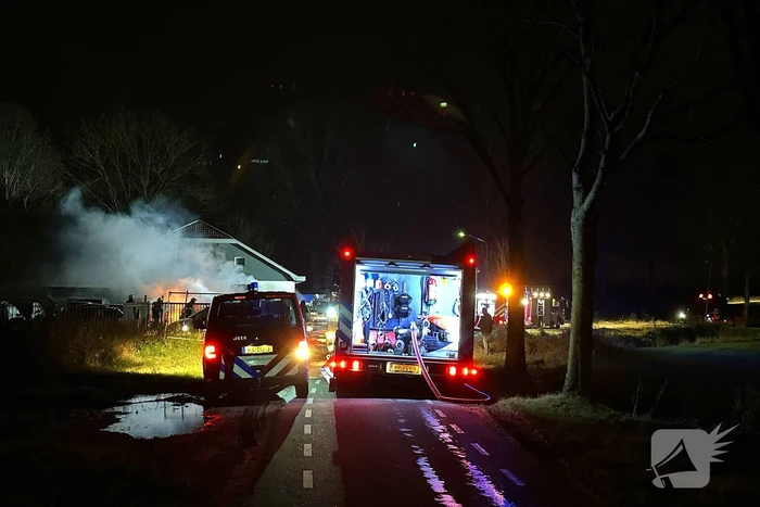 Meerdere auto's verwoest door brand bij autobedrijf