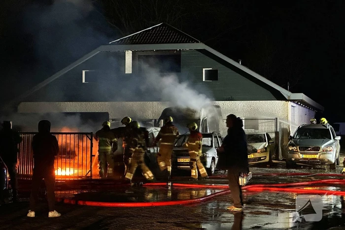 Meerdere auto's verwoest door brand bij autobedrijf