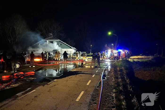 Meerdere auto's verwoest door brand bij autobedrijf