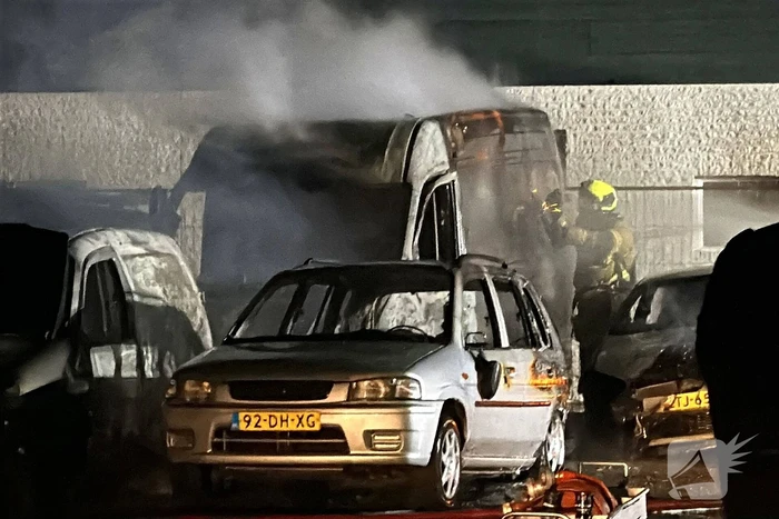Meerdere auto's verwoest door brand bij autobedrijf