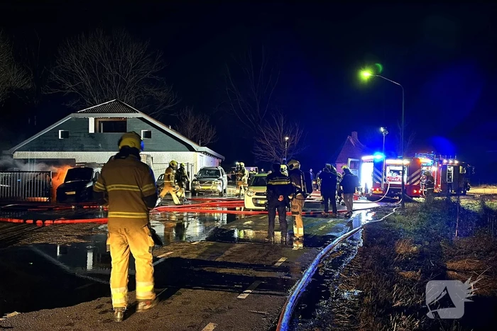 Meerdere auto's verwoest door brand bij autobedrijf
