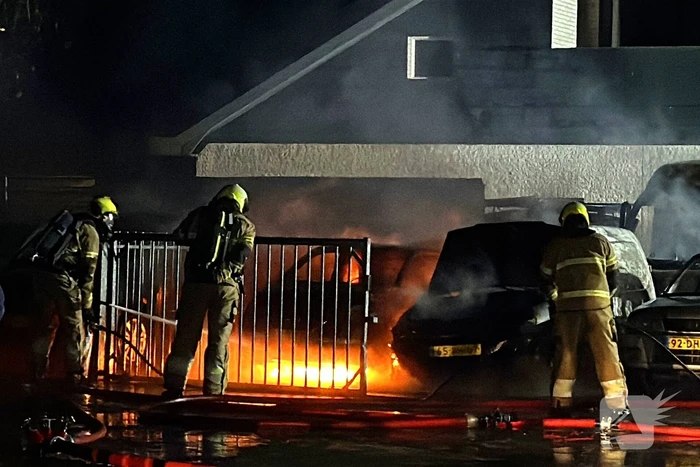 Meerdere auto's verwoest door brand bij autobedrijf