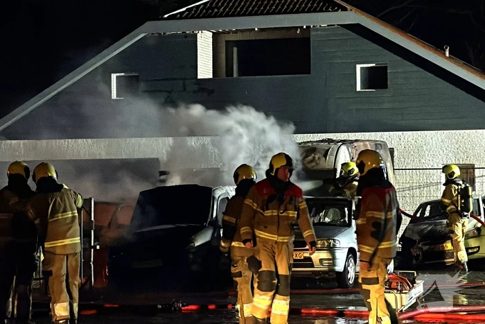 Meerdere auto's verwoest door brand bij autobedrijf