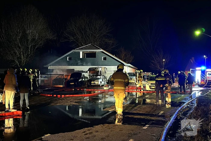 Meerdere auto's verwoest door brand bij autobedrijf