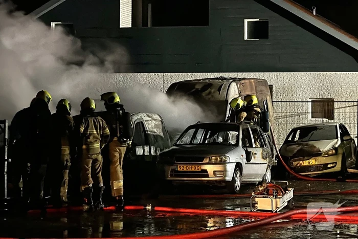 Meerdere auto's verwoest door brand bij autobedrijf