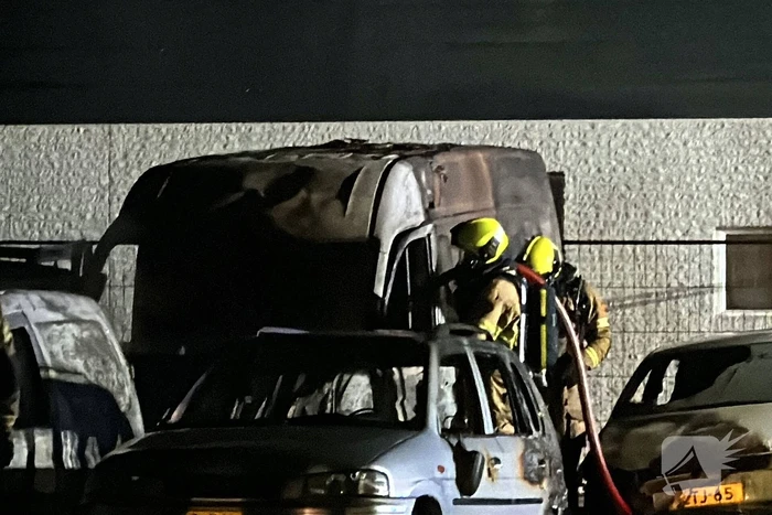 Meerdere auto's verwoest door brand bij autobedrijf