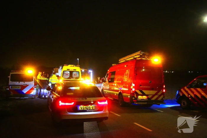 Automobilist schat bocht verkeerd in en raakt te water
