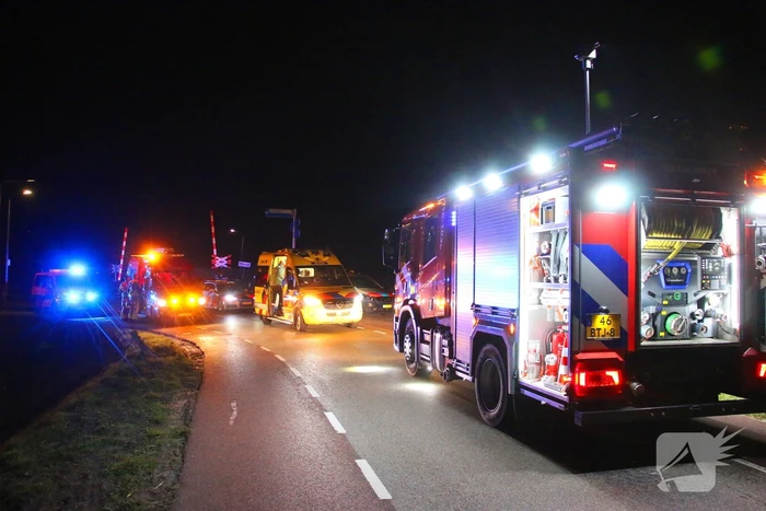 Automobilist schat bocht verkeerd in en raakt te water