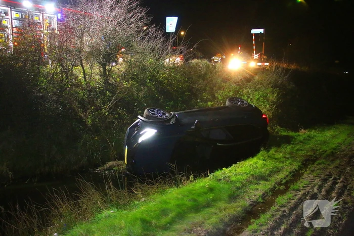 Automobilist schat bocht verkeerd in en raakt te water