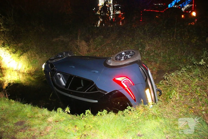 Automobilist schat bocht verkeerd in en raakt te water