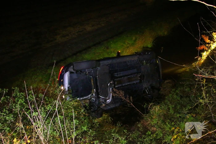 Automobilist schat bocht verkeerd in en raakt te water